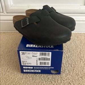 Birkenstock Black Slippers Comfortable Classic Design
EUC worn 2x